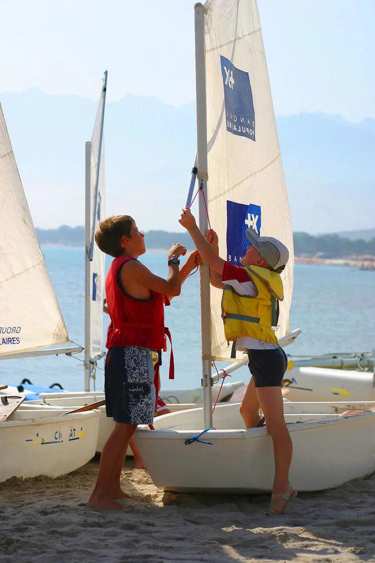 Cours de voile pour les scolaires à Bonifacio