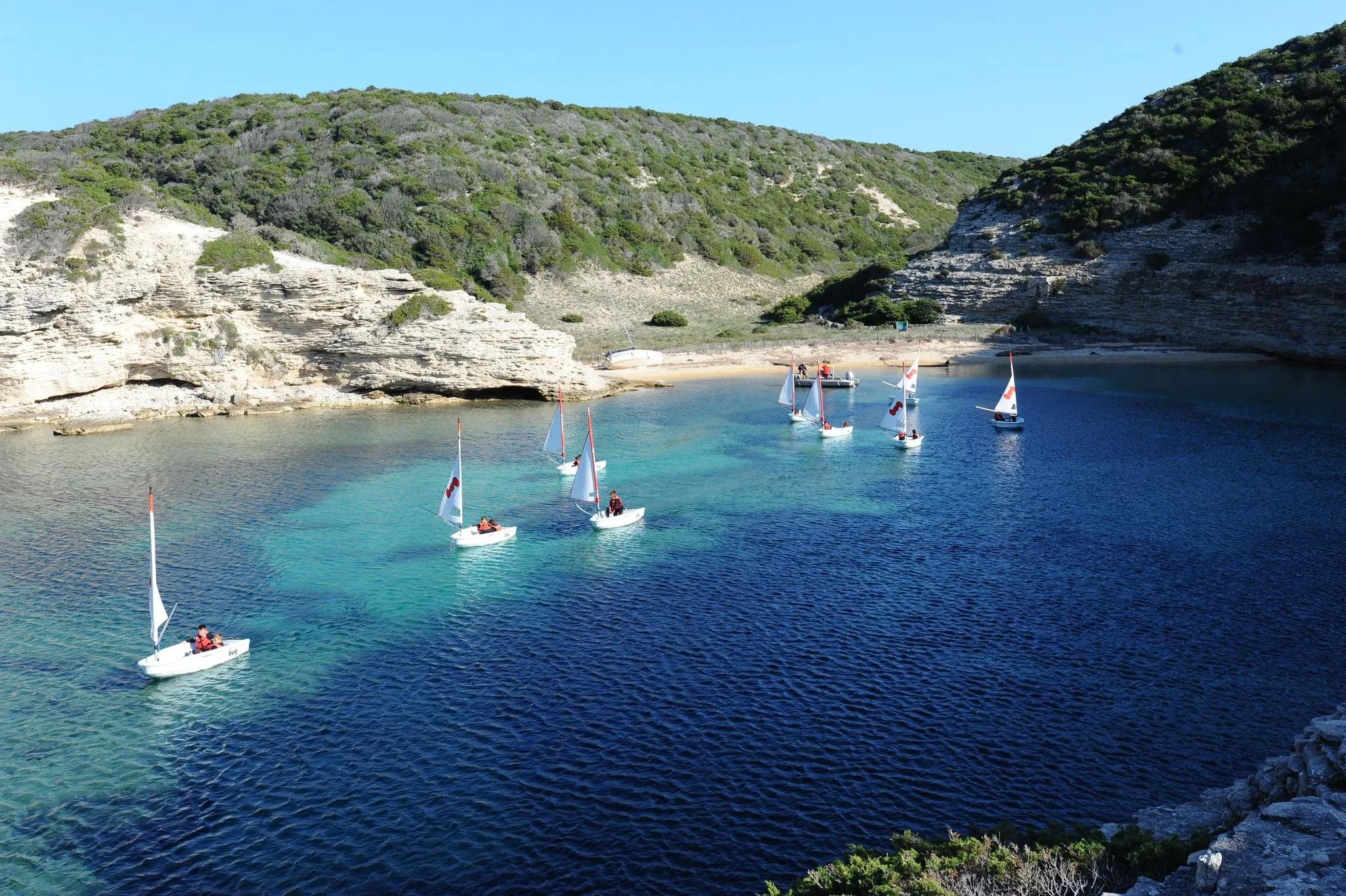 Cours de voile en groupe en Corse du Sud