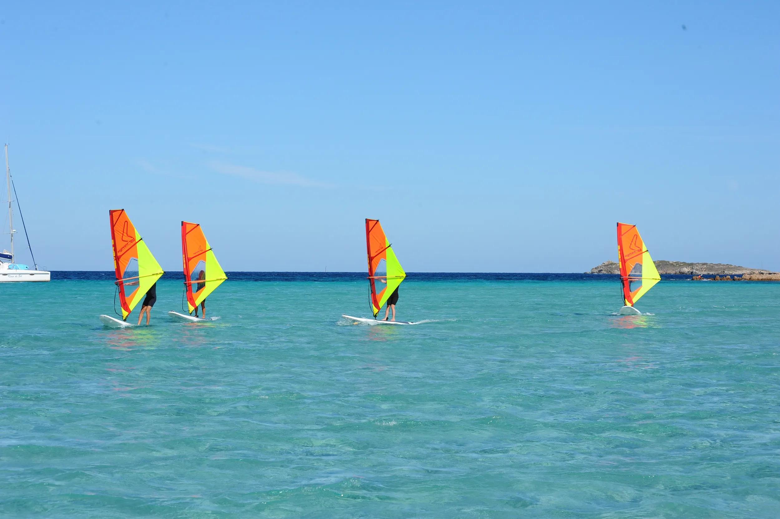 Faire du Windsurf en groupe en Corse du Sud